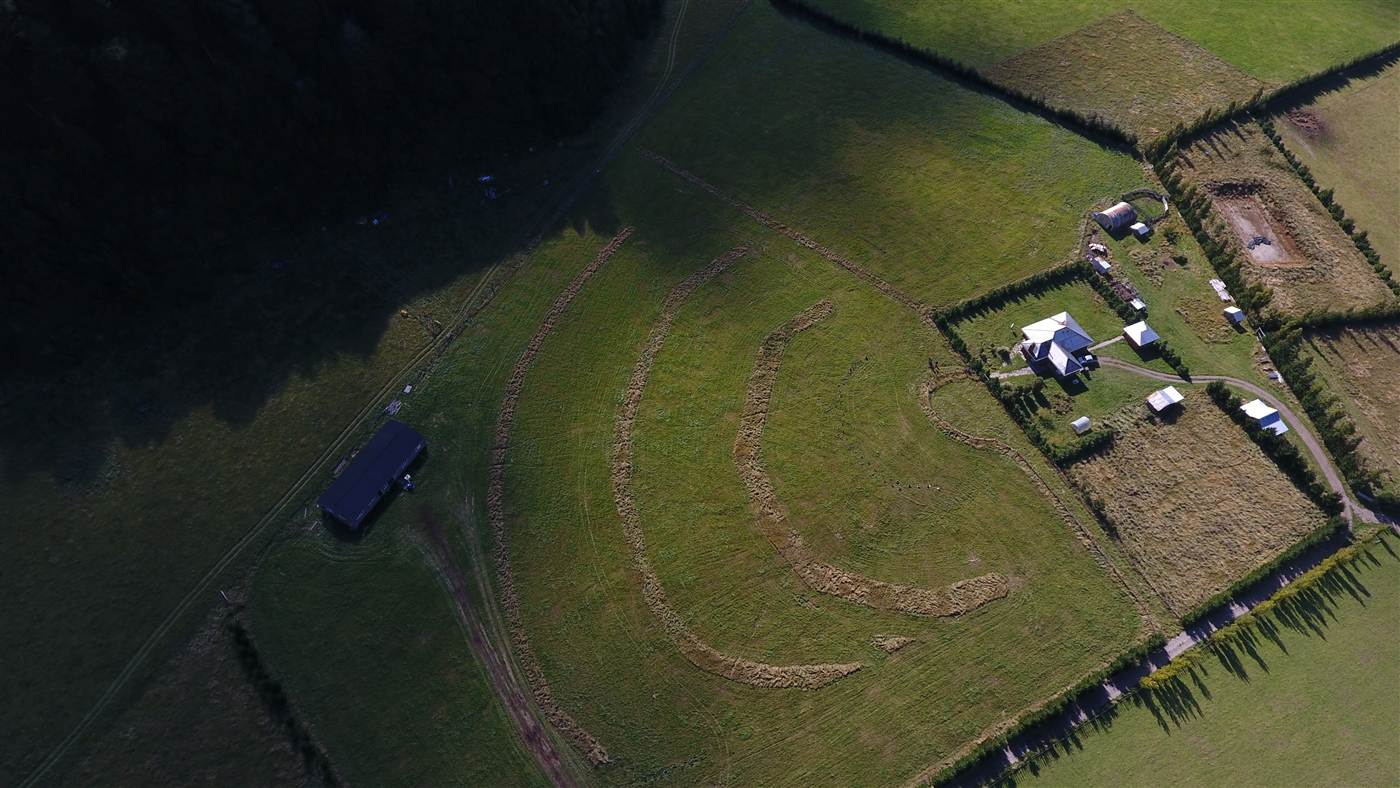 Vista de dron sobre la casa, invernadero y corral del Fundo La Pampita